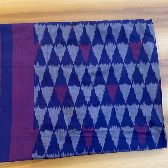 Large Silk Batik Scarf in excellent condition - Picture 11 of 14